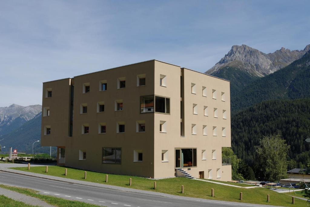Scuol Youth Hostel Exterior photo