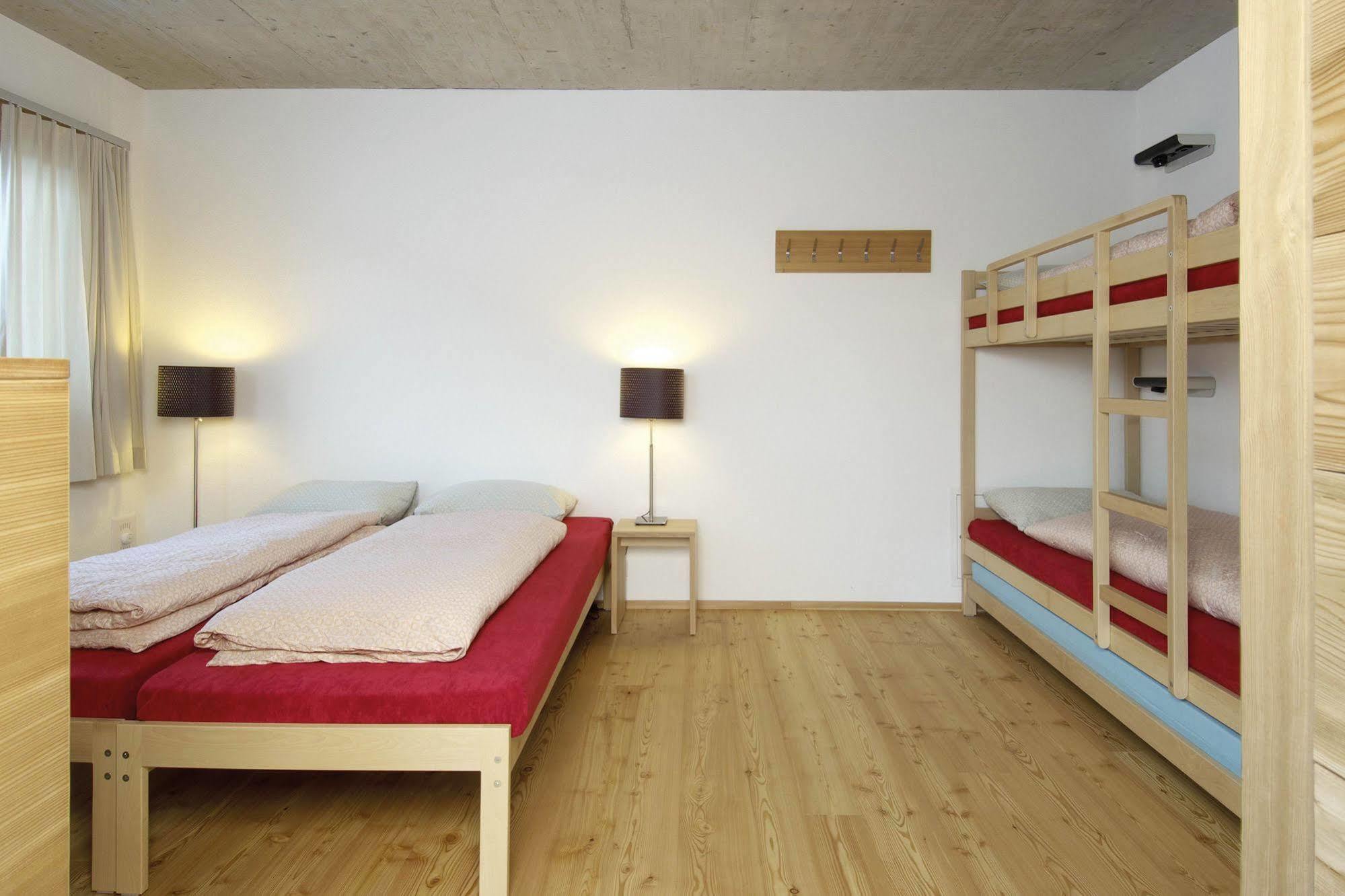 Scuol Youth Hostel Exterior photo