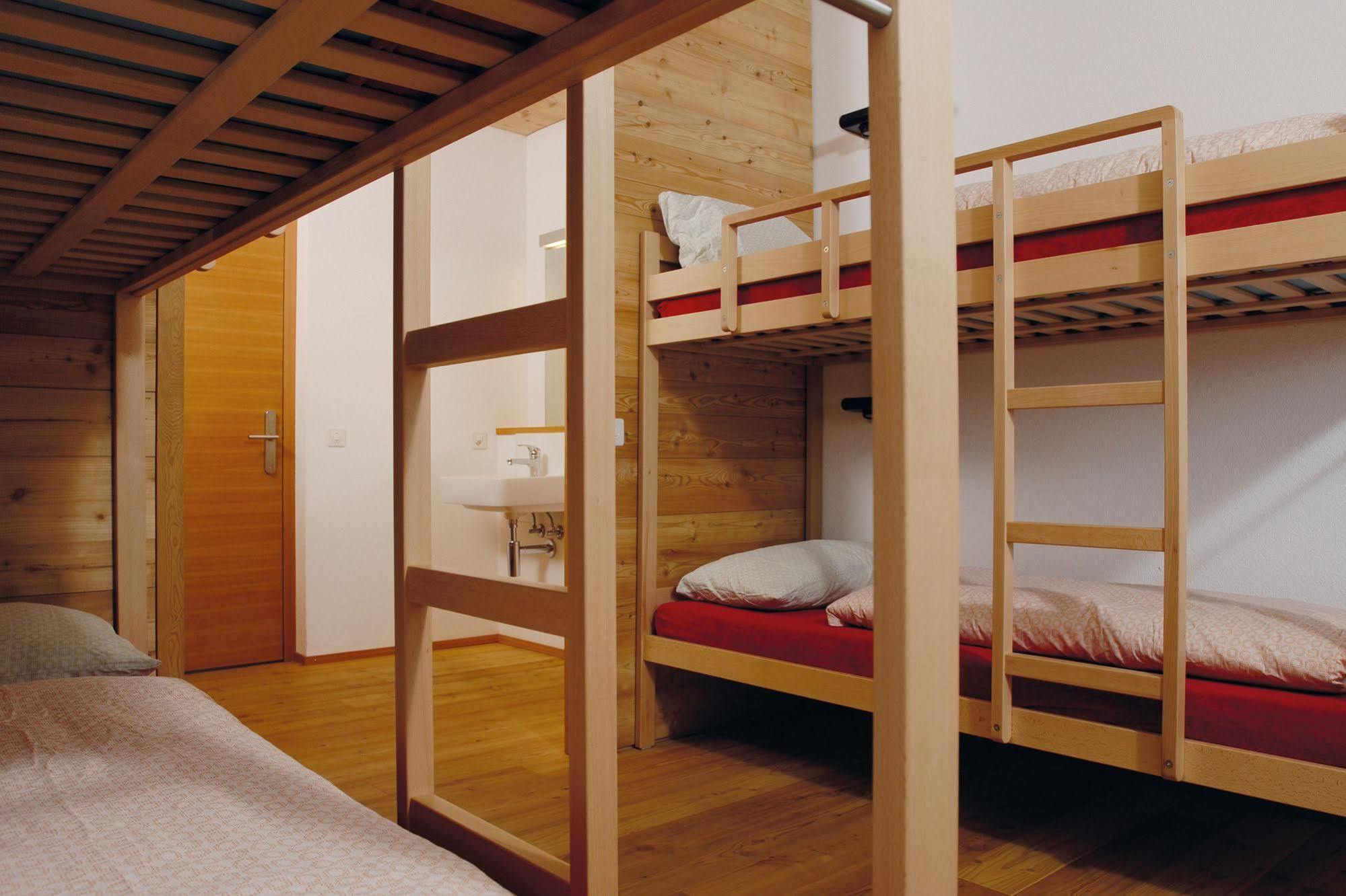 Scuol Youth Hostel Exterior photo
