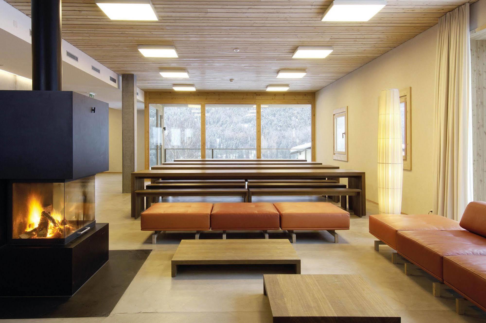 Scuol Youth Hostel Exterior photo